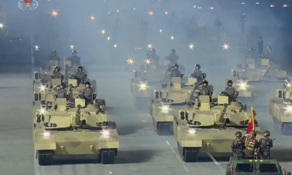 Parade demonstruoti Šiaurės Korėjos tankai