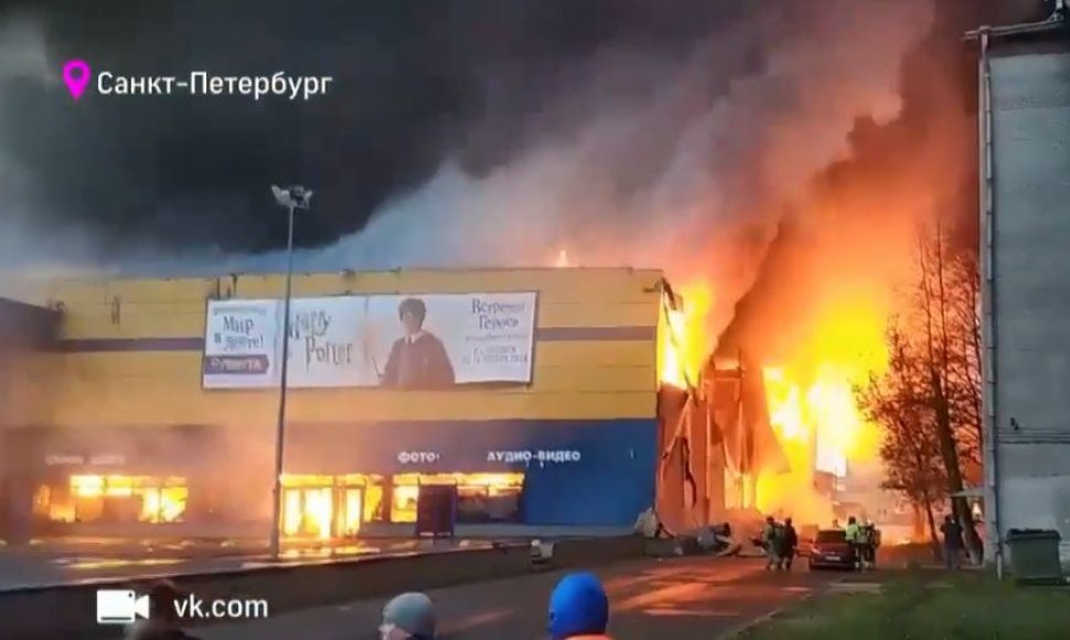 Sankt Peterburge sudegė prekybos centras „Lenta“.