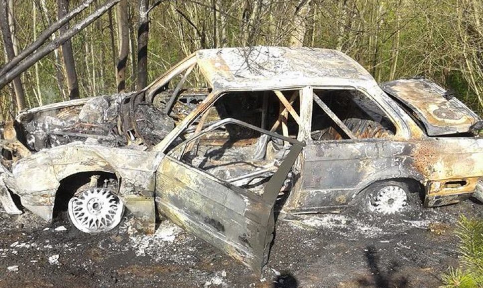 „Nemuno žiede“ sudegė BMW
