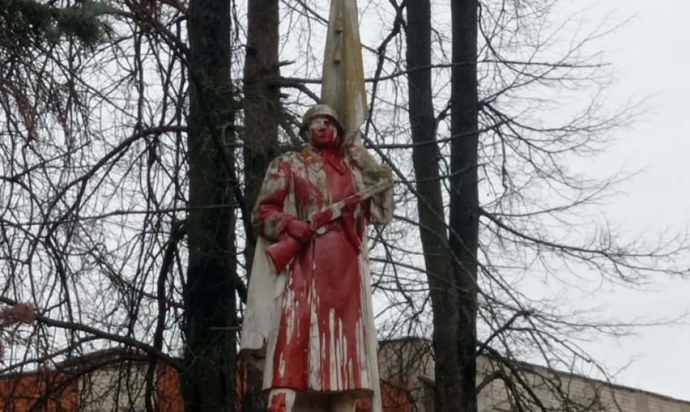 Žasliuose raudonu skysčiu apipiltas sovietinio kario paminklas