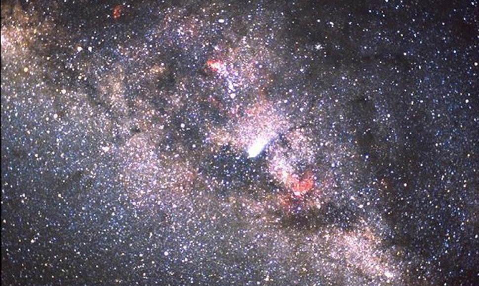 Koiperio oro observatorijoje padayrta Halio kometos, esančios prieš Paukščių tako galaktikos diską, nuotrauka