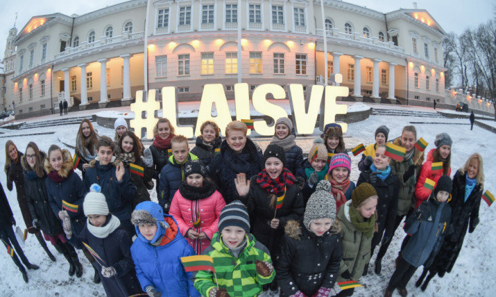 Dalia Grybauskaitė kartu su 25-iais Sausio 13-osios mokyklos mokiniais įžiebia užrašą #Laisvė.