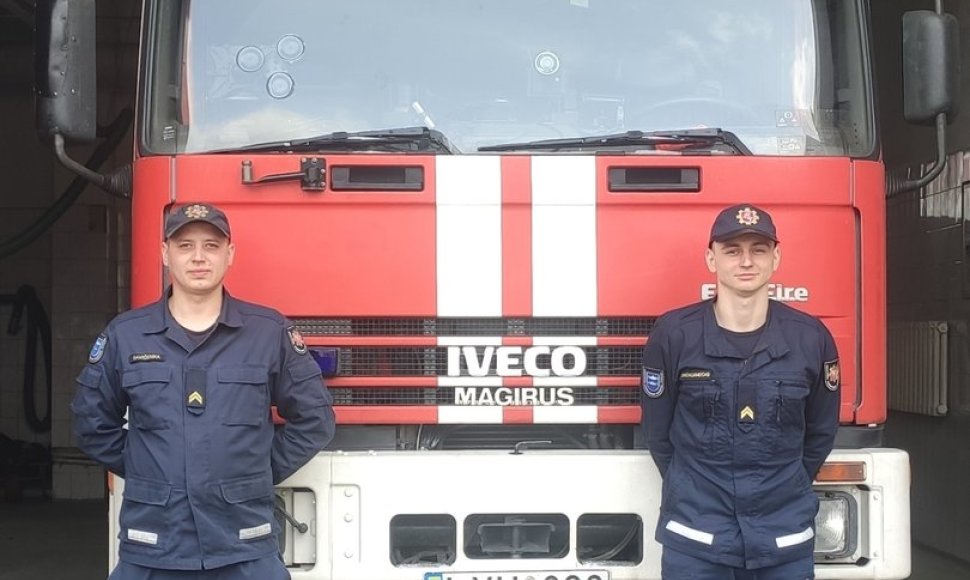 Ugniagesiai gelbėtojai Robertas Savičenka ir Deividas Jurkovlianecas.