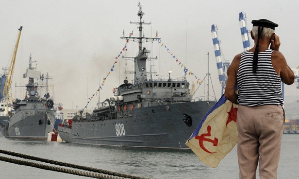 Vyras žiūri Rusijos karinių laivų paradą