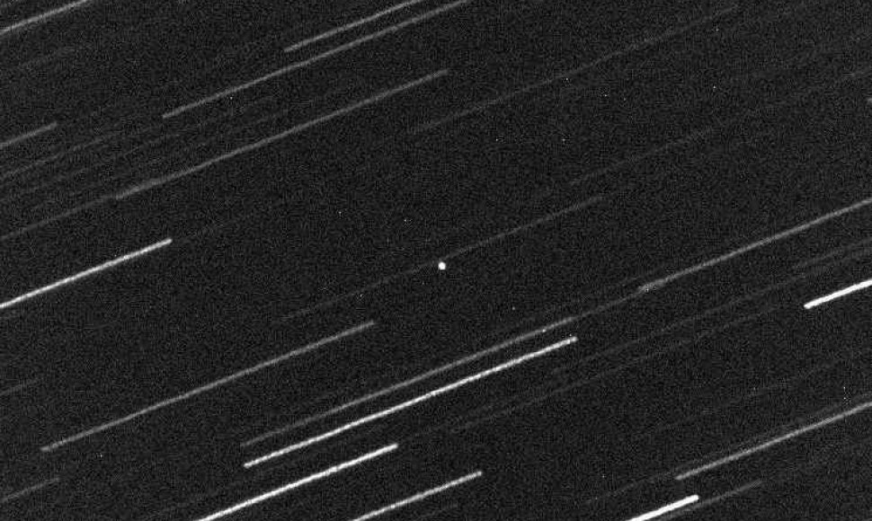 Asteroidas 2016 VA šioje nuotraukoje matomas kaip taškas judančių žvaigždžių fone