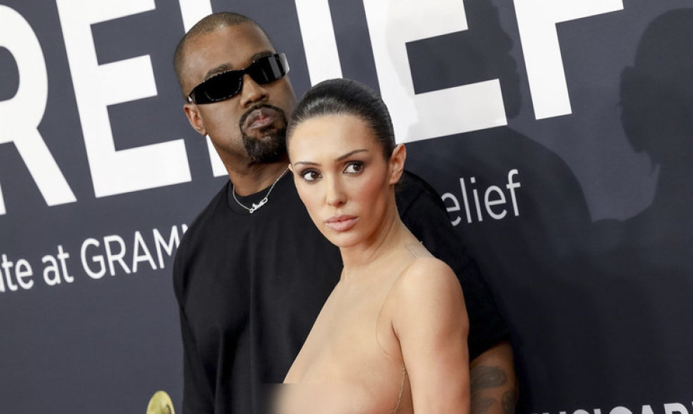 Kanye Westas su žmona Bianca Censori ant „Grammy“ raudonojo kilimo
