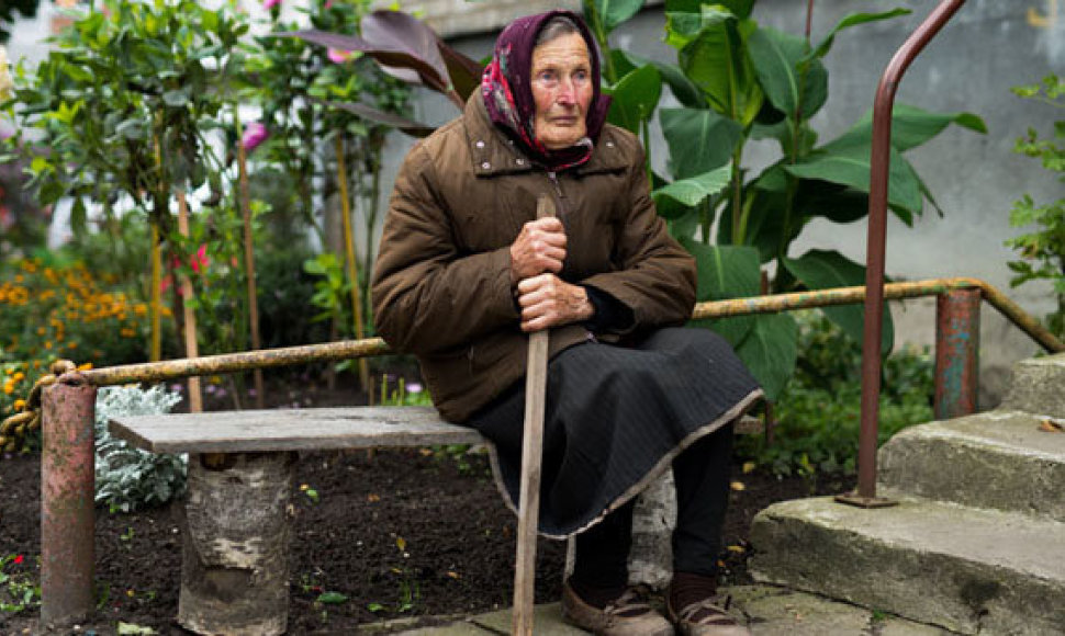 102 metų klaipėdietė Marijona Gricienė ne tik kasdien pluša „Šernų“ sodų bendrijoje, tačiau ir tvarko Klaipėdoje šalia daugiabučio namo esantį darželį – gražiai sudėliojo akmenukus, augina gėles.