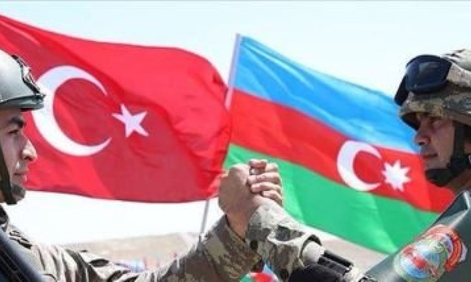 Š nuotrauka – iš Azerbaidžano gynybos ministerijos svetainės, ji ten jau labai seniai. Bet labai tinkama šių dviejų karo dienų Kalnų Karabache apžvalgai.