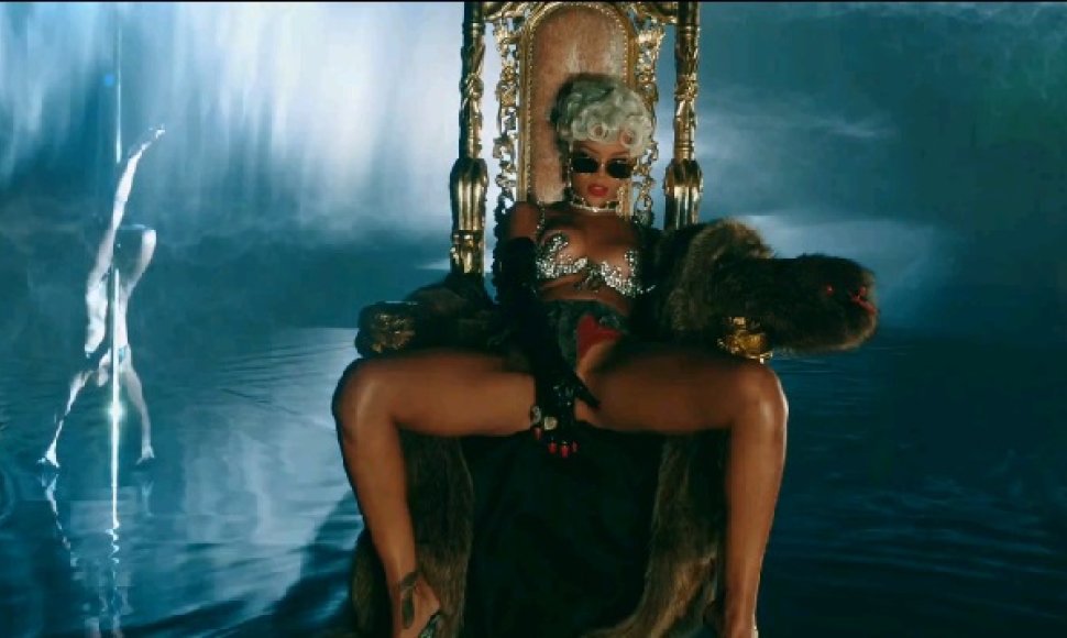 Rihanna dainos „Pour it Up“ vaizdo klipe