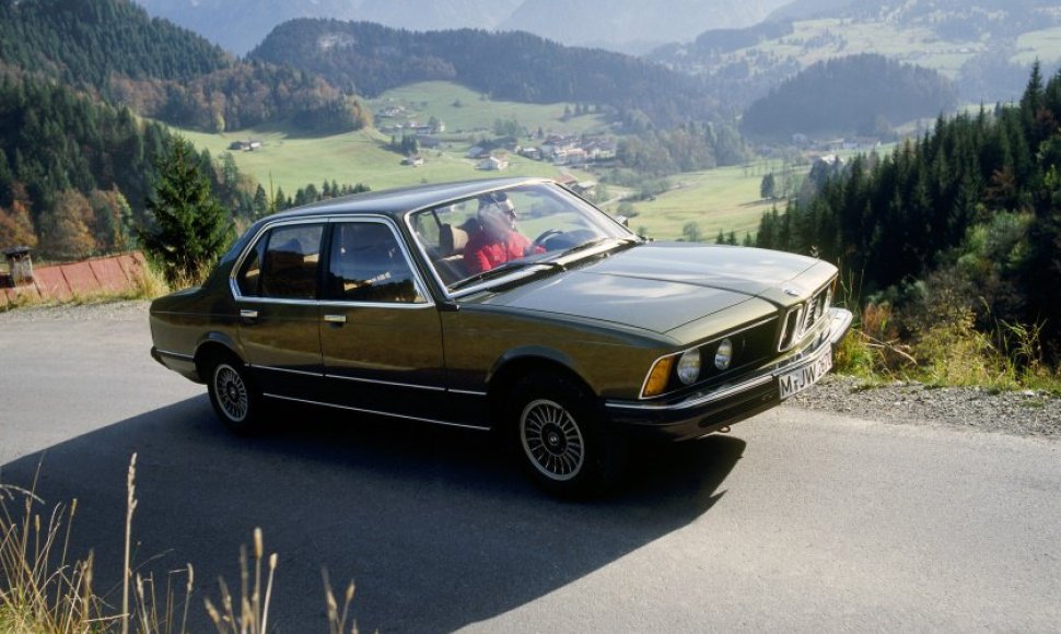 Pirmos kartos BMW 7 (1977-1986 m.)