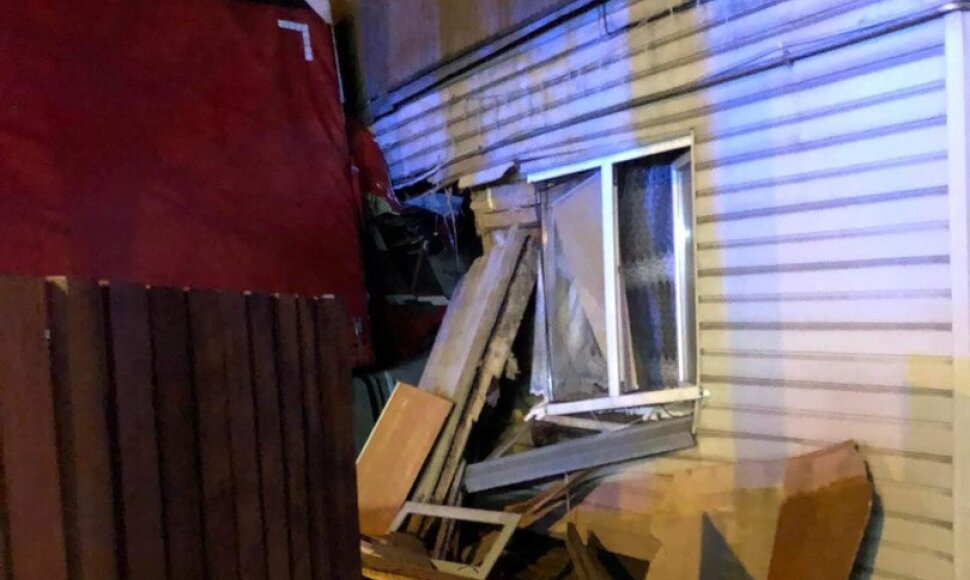 Panevėžyje vilkikas atsitrenkė į namo sieną
