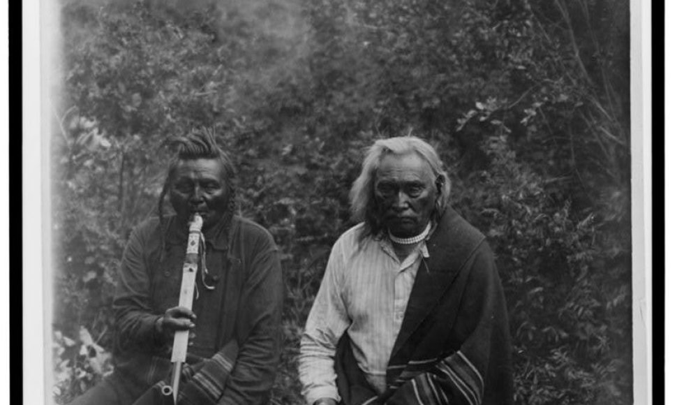 Šiaurės Amerikos indėnai rūkantys pypkę