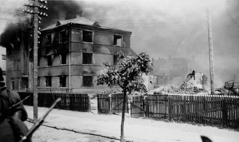 Tauragė, Dariaus ir Girėno al. ir Vytauto g. kampe stovėjęs pastatas (1941) 