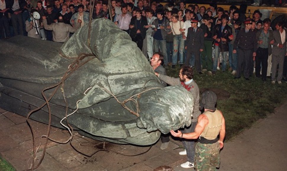 Minia žmonių žiūri kaip nuverčiama KGB įkūrėjo Felikso Dzeržinskio statula (1991 m. rugpjūčio 22 d.).