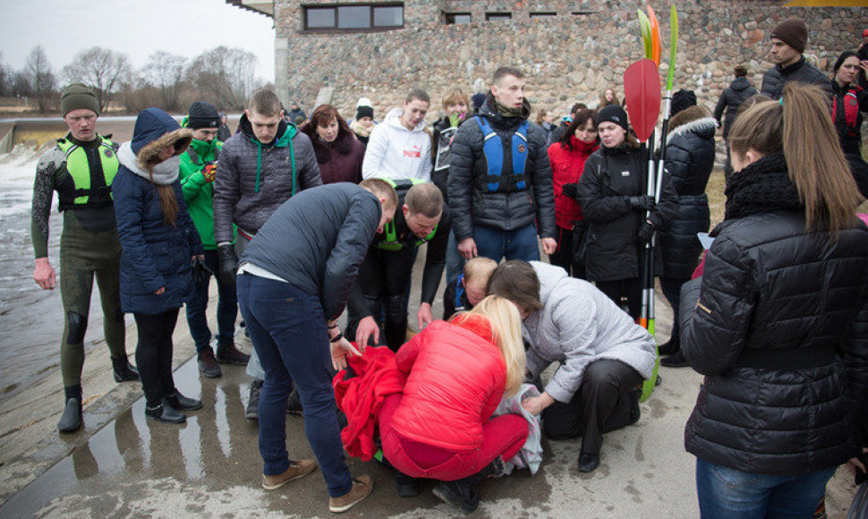 Renginys Tauragėje vos nesibaigė tragiškai: iš vandens trauktas pats organizatorius Saulius Bagdonas.