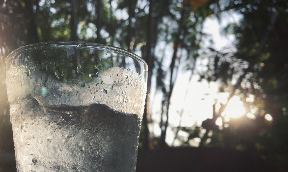 Vandens stiklinė gamtoje