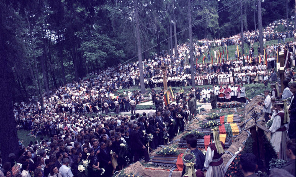 Medininkų žudynių aukų laidotuvės Antakalnio kapinėse (1991 m.)