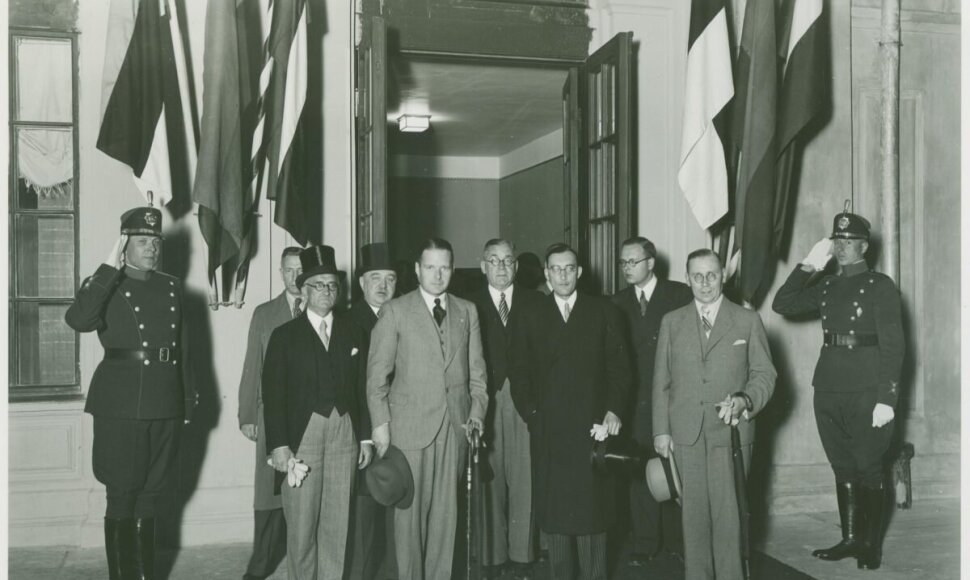 Baltijos Antantės konferencijos dalyviai Kauno geležinkelio stotyje 1937 m. Iš kairės: antras – Latvijos užsienio reikalų ministras Vilhelmas Munteris, Lietuvos užsienio reikalų ministras Stasys Lozoraitis, Estijos užsienio reikalų viceministras Augustas Rei.