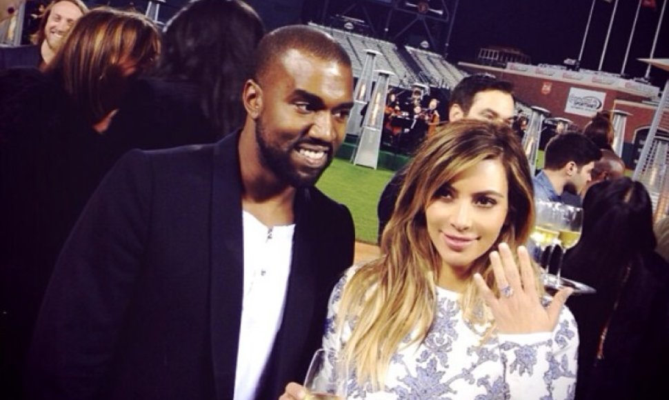 Kanye Westas ir Kim Kardashian per sužadėtuves