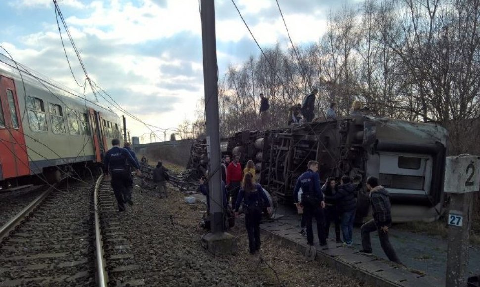 Netoli Briuselio nuo bėgių nulėkė traukinys.
