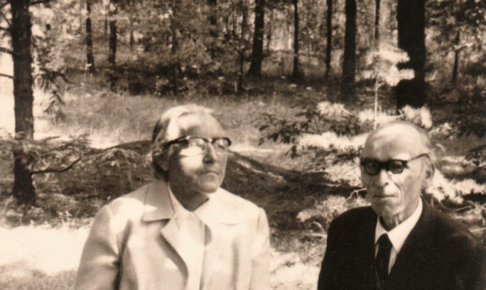 Du seni pažįstami – Ieva Simonaitytė ir Martynas Kavolis. Įrašas nuotraukos reverse: „Rašytoja Ieva Simonaitytė ir aš prie Vanagų Bažnyčios 1976 metais“. 