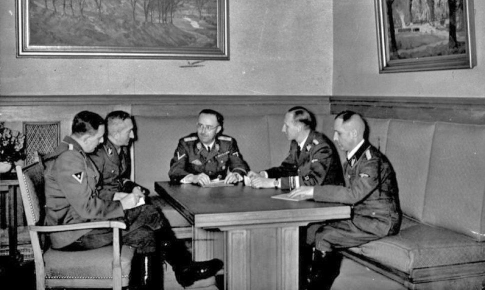 Heinrichas Muelleris (pirmas iš dešinės)