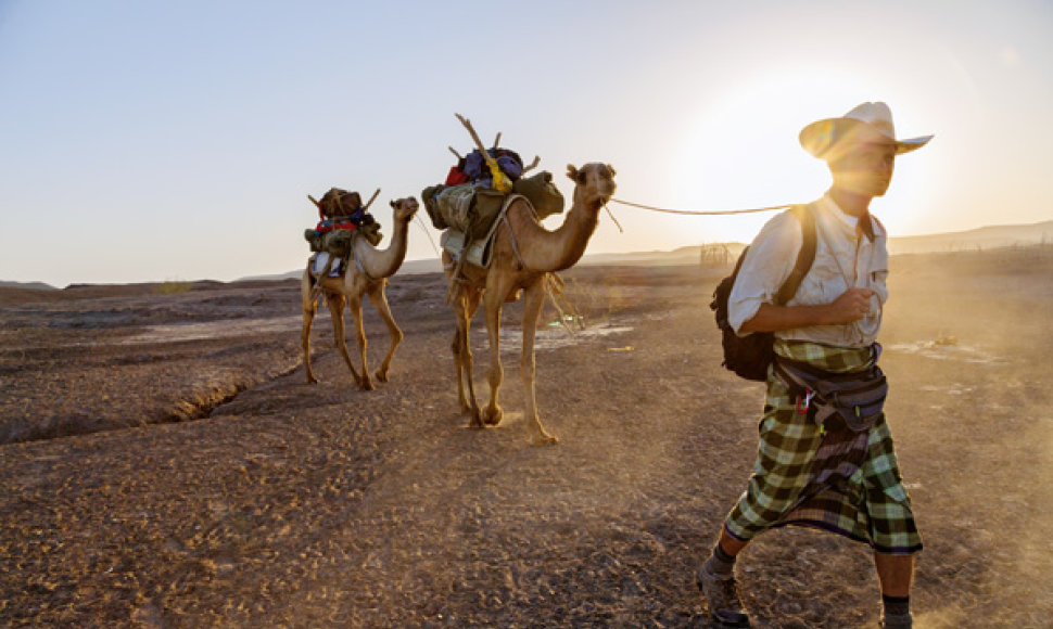 Vesdamas kupranugarius per Afarų dykumą Etiopijoje P. Salopekas žengia ankstyvųjų keliautojų pėdomis.