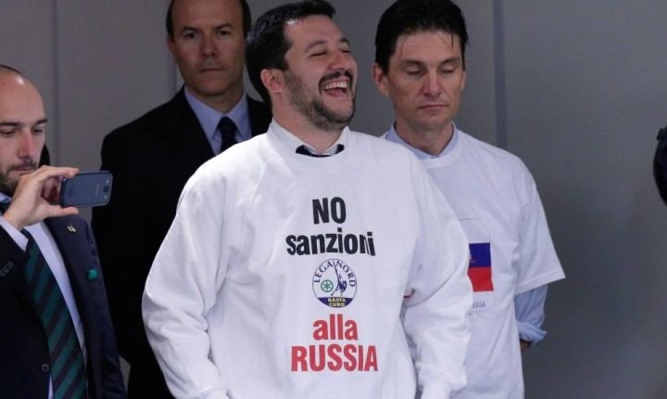 „Sankcijoms Rusijai – ne“, – skelbiama ant M.Salvini vilkimų marškinėlių