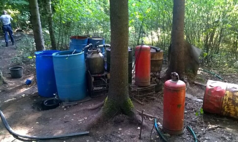 Kauno rajone policija aptiko naminės degtinės gamybos aparatą