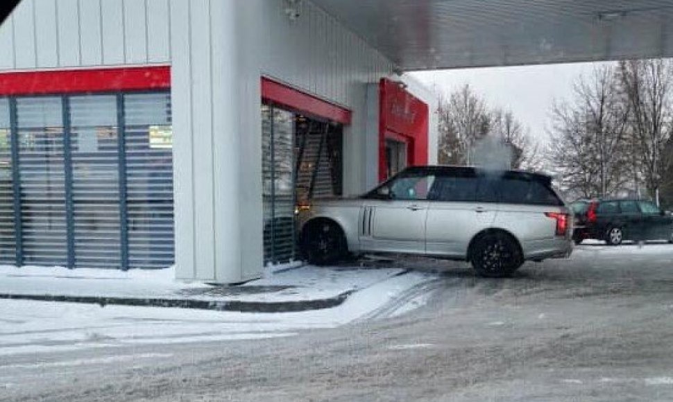 Ties Gargždais į degalinės vidų įvažiavo visureigis „Land Rover“