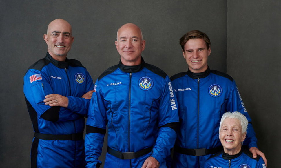Iš kairės: Milijardierius Jeffas Bezosas, jo brolis Markas Bezosas, novatorė aviatorė Wally Funk ir neseniai Nyderlandų vidurinę mokyklą baigęs Oliveris Dėmenas.