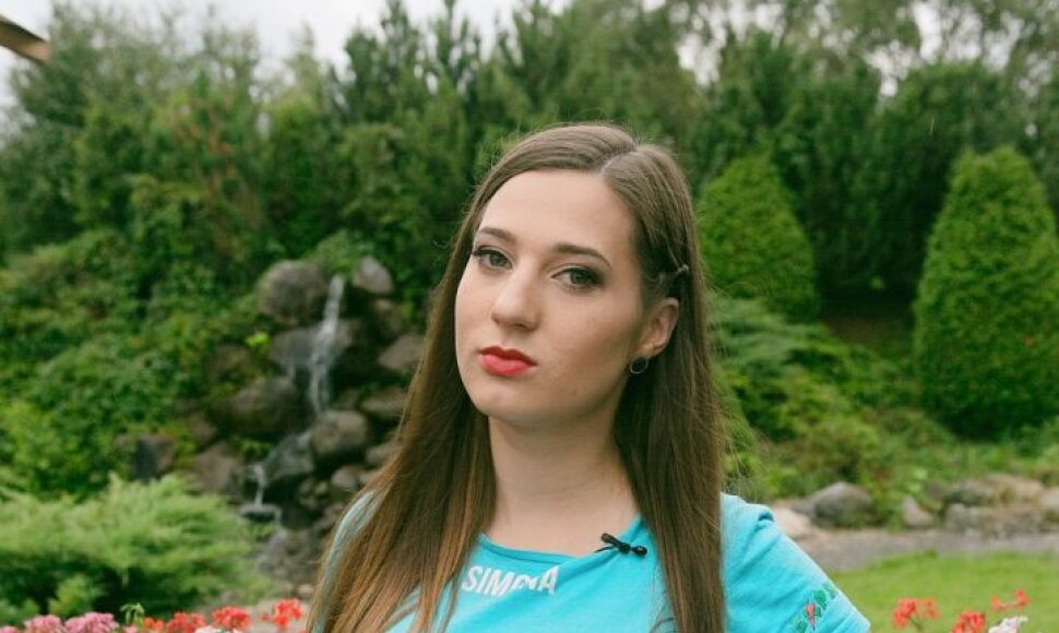 Realybės šou „2 barai“ dalyvė Simona