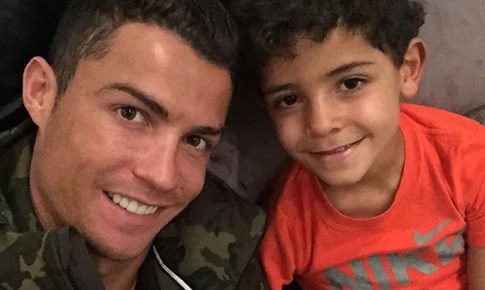 Cristiano Ronaldo su sūnumi Cristiano jaunesniuoju