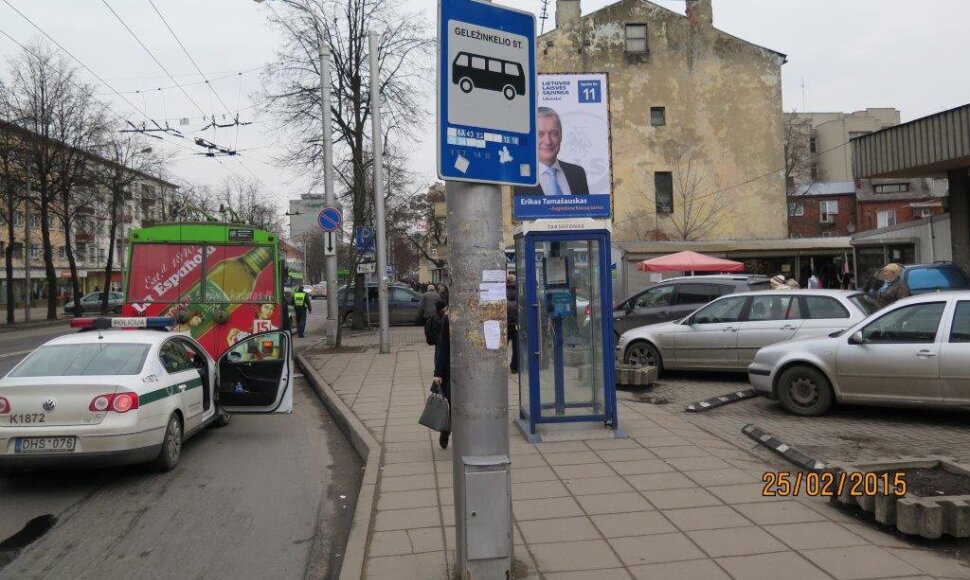 Kaune troleibusas pervažiavo moters koją