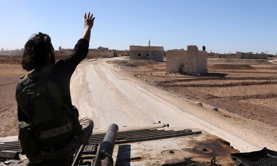 Turkijos remiami nuosaikūs sirų sukilėliai išstūmė iš Dabiko miestelio „Islamo valstybės“ kovotojus