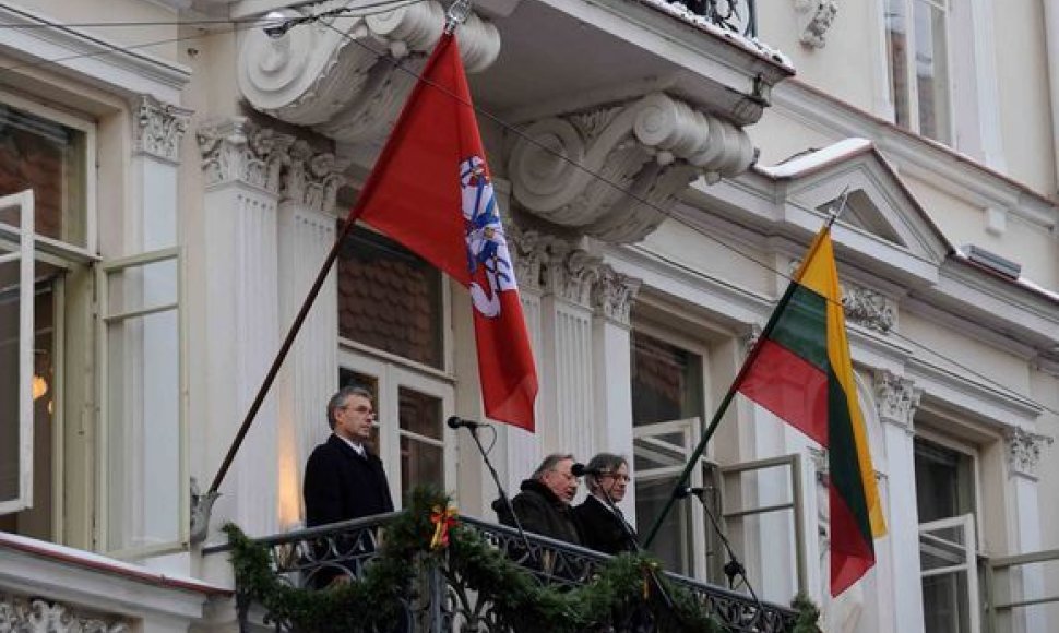 Vasario 16-osios minėjimas prie Lietuvos nepriklausomybės signatarų namų Vilniuje