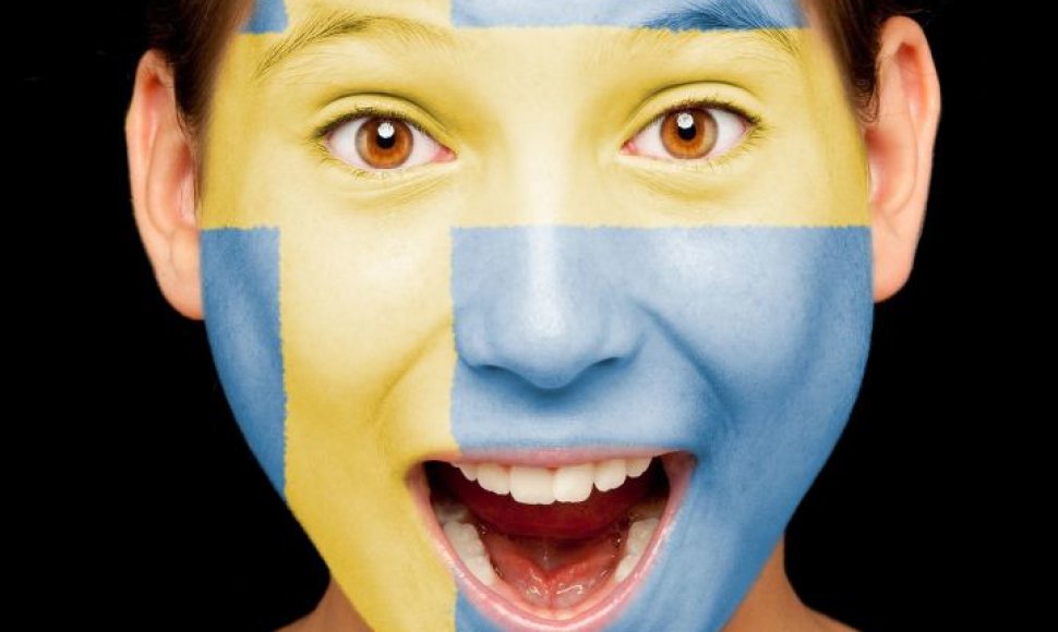 Švedijos vėliava, nupiešta ant merginos skruostų