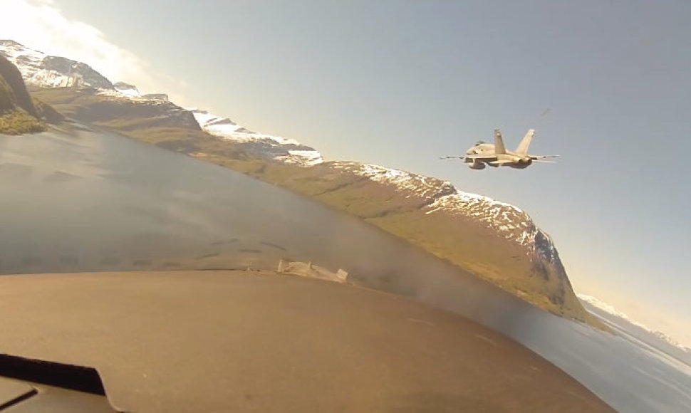 Ką mato naikintuvo pilotas, skrisdamas tarp Norvegijos fjordų