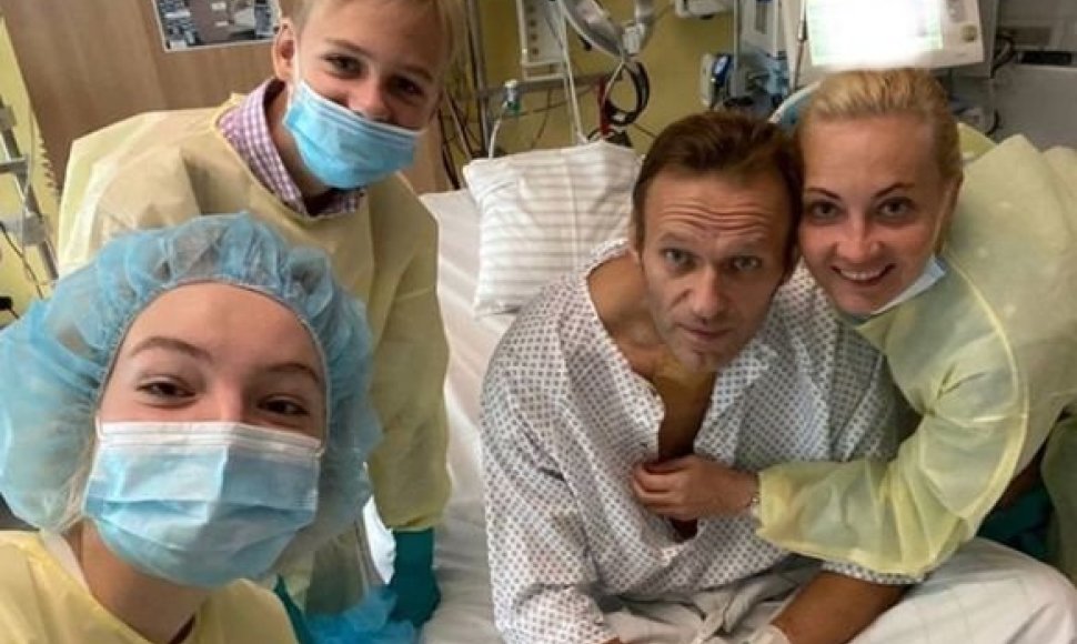 Aleksejus Navalnas su šeima klinikoje „Charite“