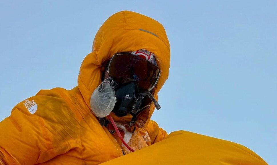 Lietuvis Mindaugas &Scaron;atkauskas Lietuvos trispalvę i&scaron;kėlė ant trečios pagal auk&scaron;tį Žemės vir&scaron;ūnės &ndash; Kangchenjungos