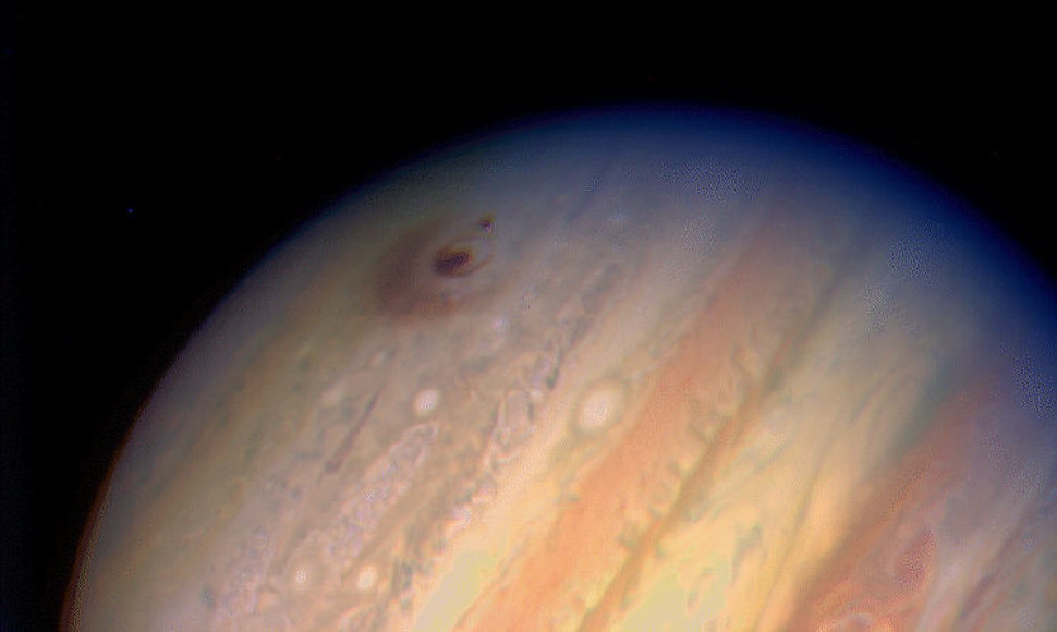 Susidūrimų pėdsakai Jupiterio paviršiuje buvo matomi beveik metus. Wikipedia.com