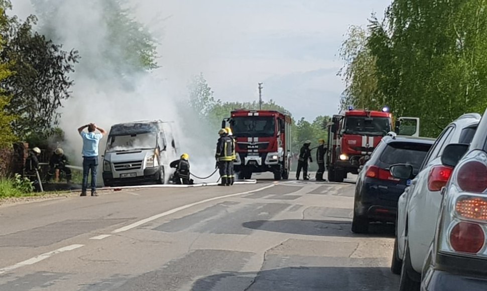 Internautai sukritikavo Kauno ugniagesių darbą gesinant degusį automobilį