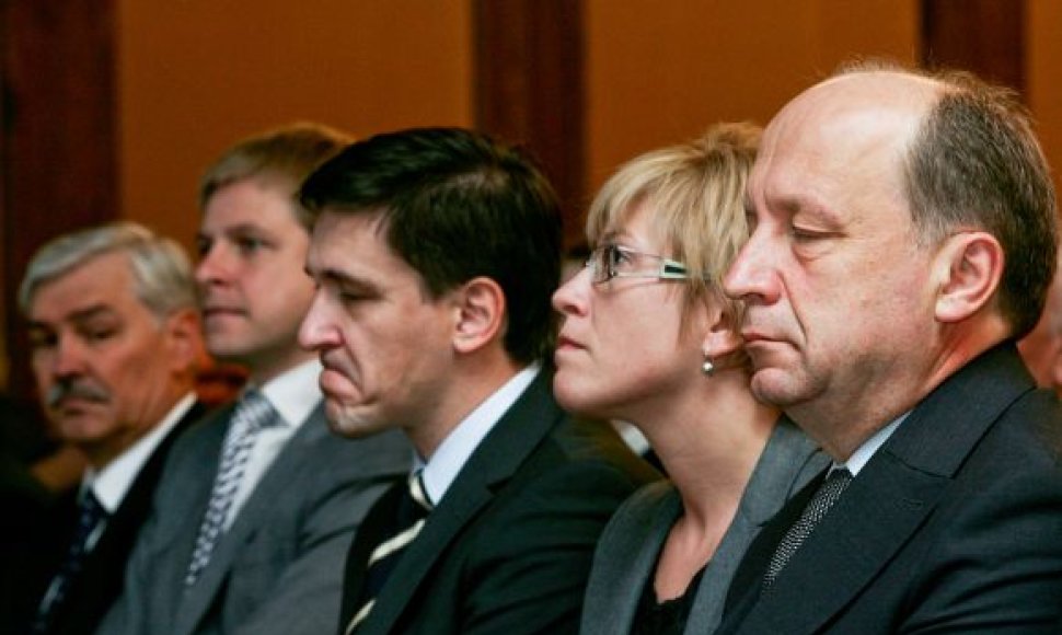 Ūkio ministras Dainius Kreivys (viduryje) viešai pasisako už sąžiningus bei skaidrius viešuosius pirkimus. Ar žodžiai virsta darbais?