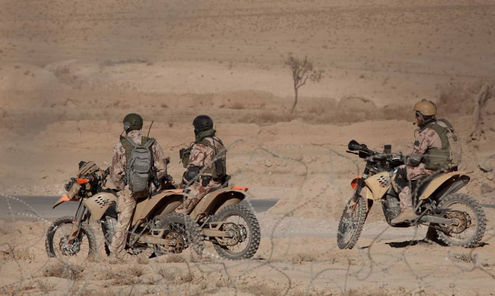 SOP eskadronų „Aitvaras“ kariai važiuoja motociklais KTM EXC-R 530