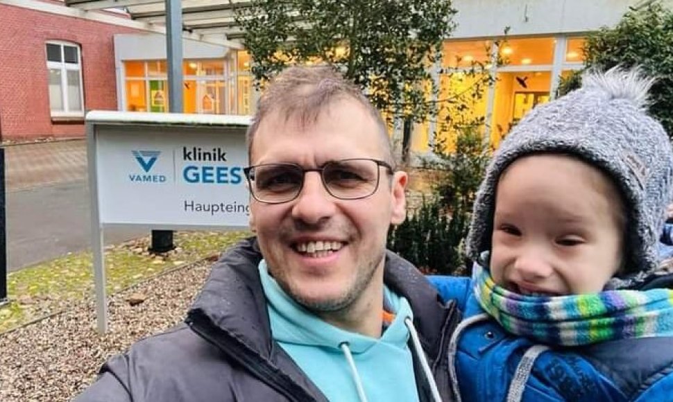 Trimetis Jonukas negali vaikščioti: vaikui bando padėti ir Vokietijos medikai