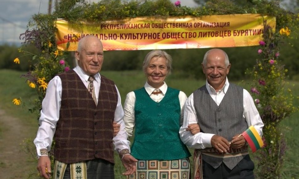 Joninės. Bernardas Razgus (pirmas iš kairės) su Svetlana Apolenis-Korytova ir Petru Ruliu. 