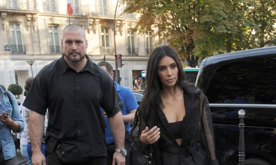 Kim Kardashian su apsauginiu