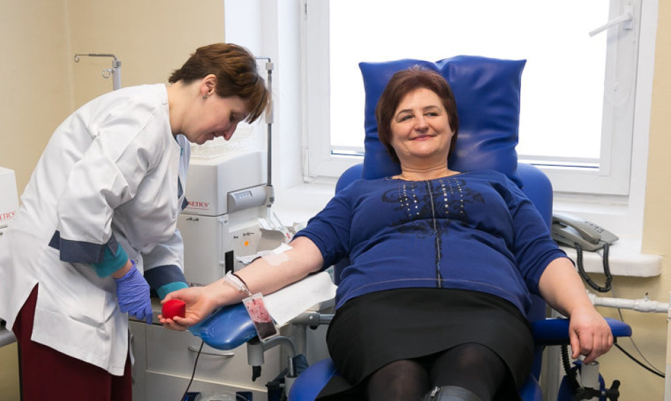 Seimo pirmininkė Loreta Graužinienė duoda kraujo