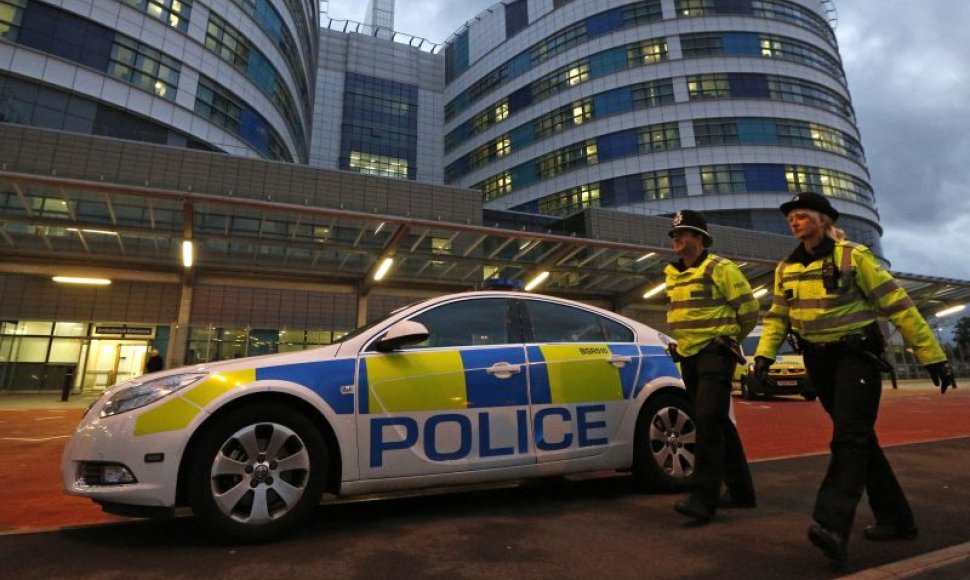Prie Birmingamo ligoninės patruliuoja policija.