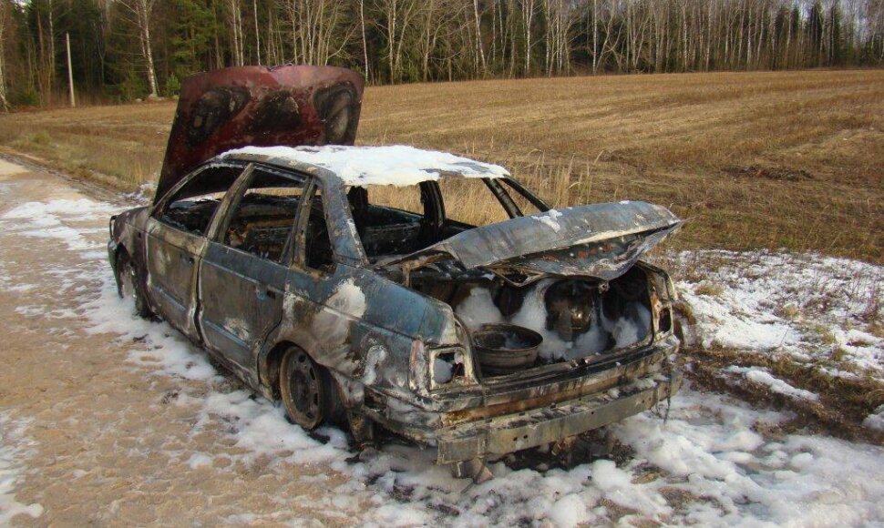 Varėnos rajone sudegęs &bdquo;VW Passat&ldquo;